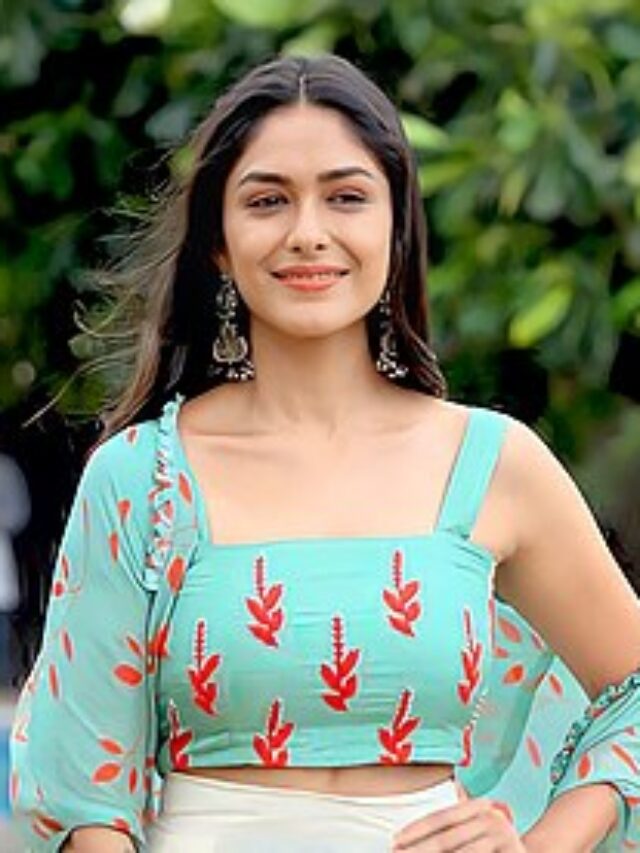8 of Mrunal Thakur's Trendy Beauty Looks